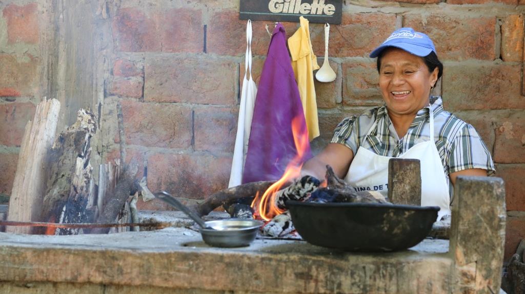 Mujer preparando comida típica en Agua Dulce