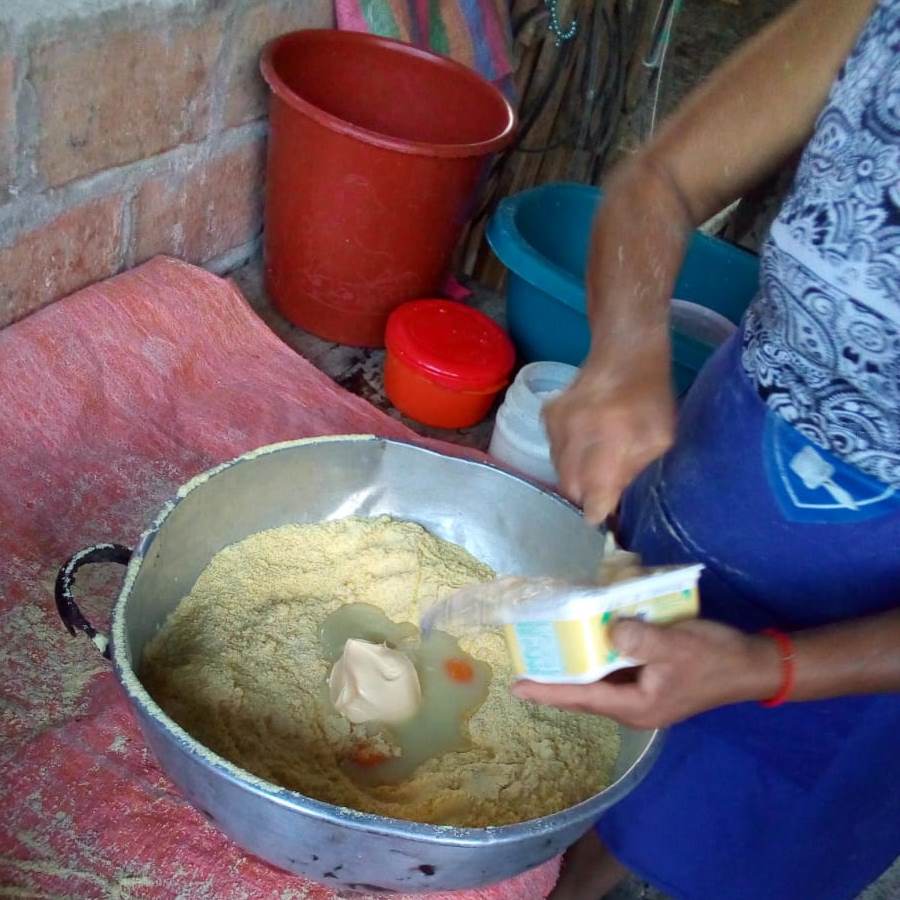 Preparando la masa de las tortillas en Chade