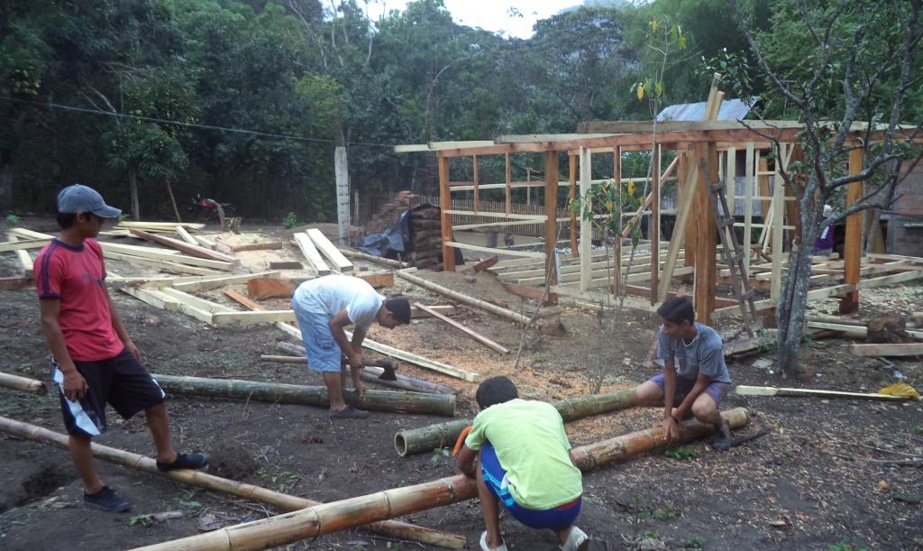 Trabajo comunitario para la construcción de la cabaña turística en Pisloy