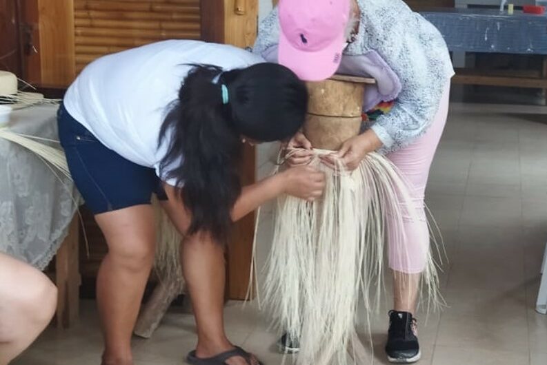 Demostración de la técnica de elaboración de los sombreros de paja toquilla