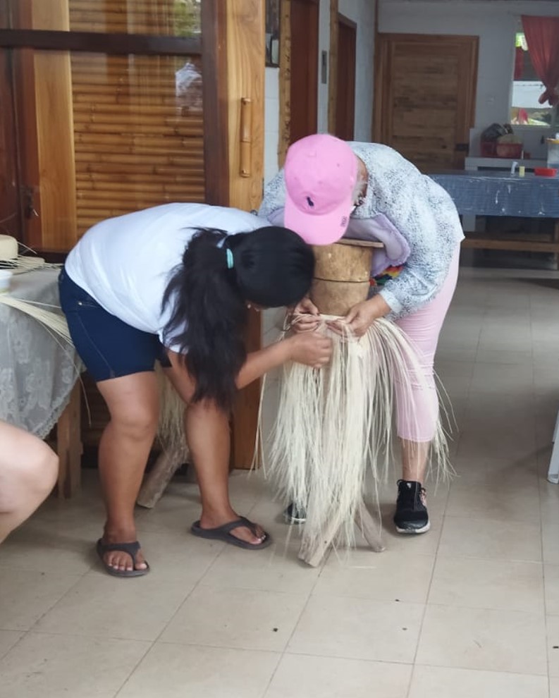 Demostración de la técnica de elaboración de los sombreros de paja toquilla