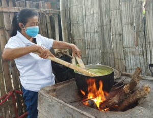 Artesana preparando la paja toquilla