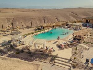 tourisme dans le désert: piscine en pleine oasis